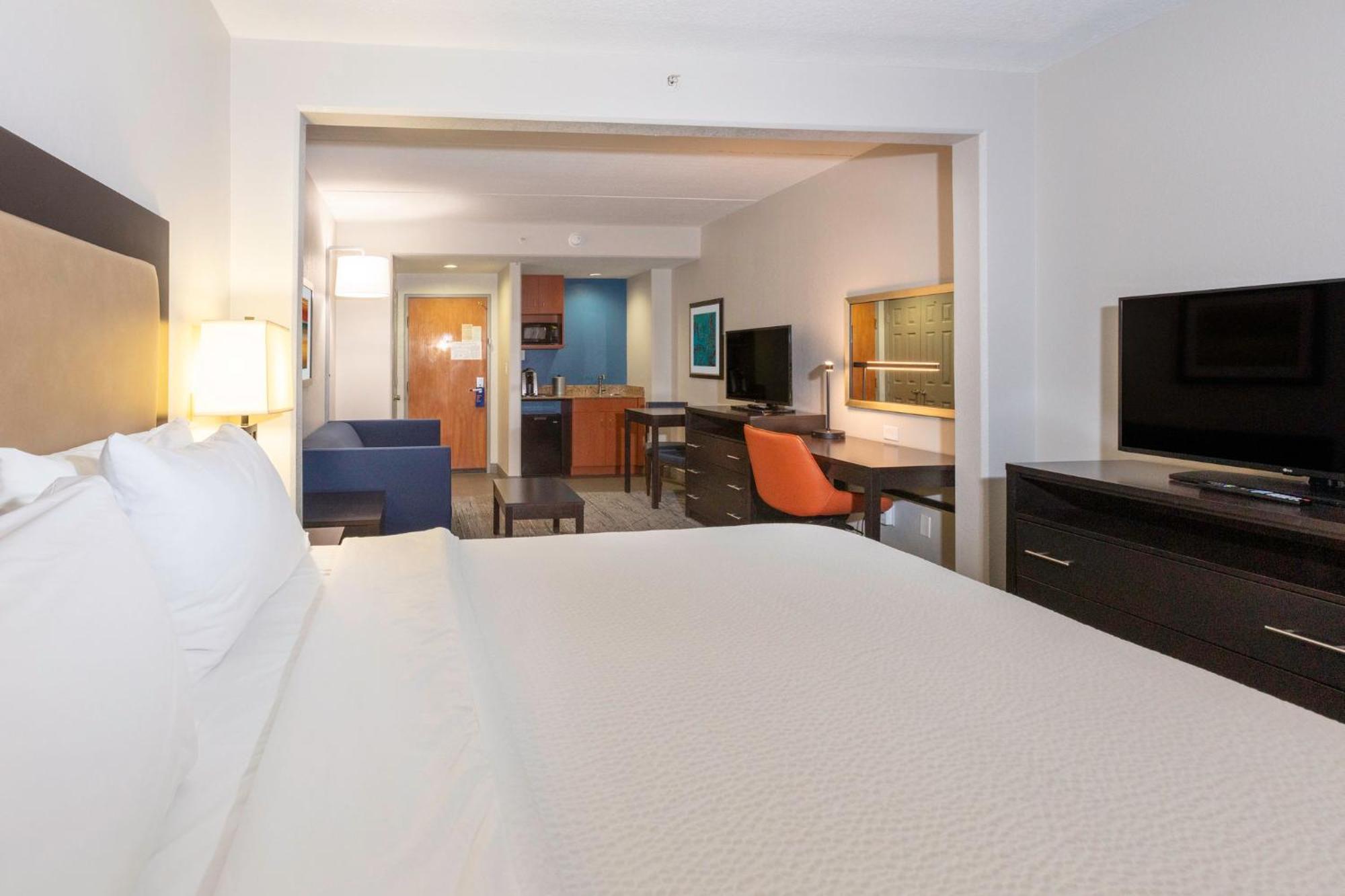 Holiday Express & Airport By Ihg Hotel 3*
